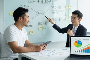 シンプルなホームページデザインを確認いただいているイメージ